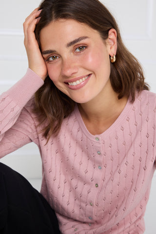 Rosa POINTELLA cardigan med feminint hulmønster