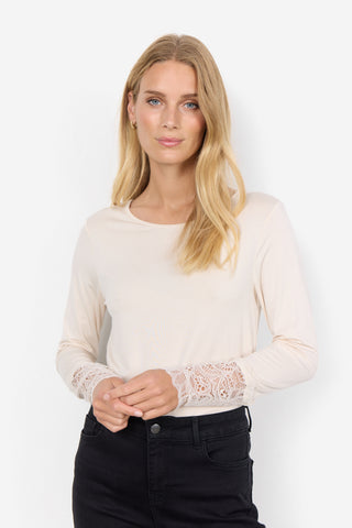 Hvid langærmet MARICA shirt med blonde på ærmet