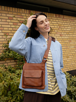 SARA SMALL skindtaske - Walnut