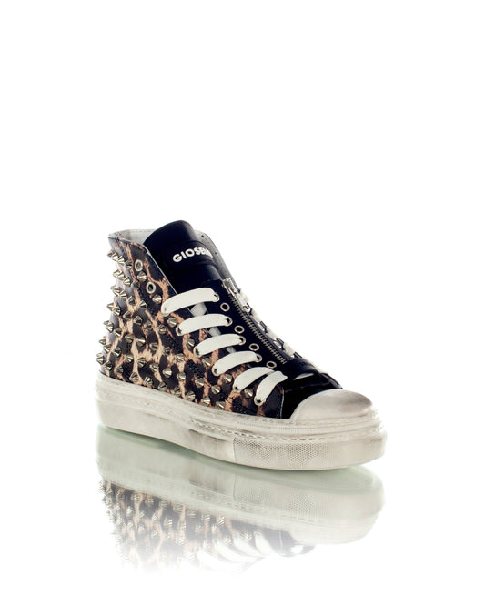 Wild STUDDED Sneaker